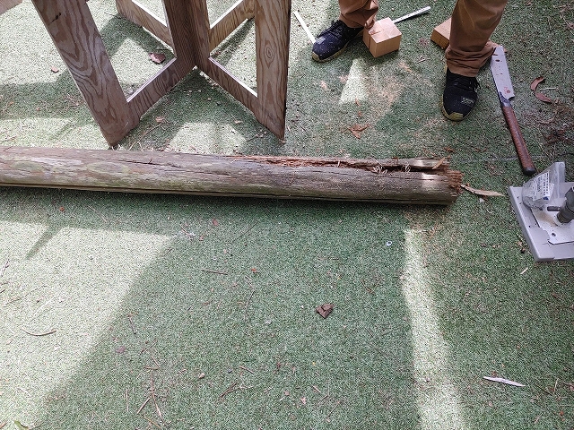 腐食した玄関ポーチ柱